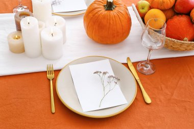 Yemek odasında balkabakları olan güzel bir masa.