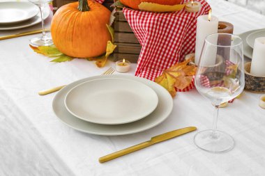 Yemek odasındaki Şükran Günü kutlaması için güzel bir masa.