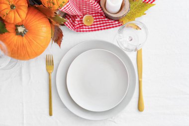 Yemek odasında balkabakları ve sonbahar yaprakları olan güzel bir masa.