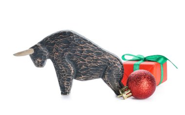 Beyaz arka planda boğa, hediye ve yeni yıl dekoru.