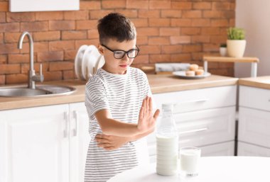 Mutfakta süt ürünlerine alerjisi olan küçük bir çocuk.