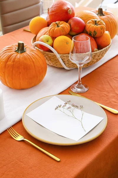 Yemek odasında balkabakları olan güzel bir masa.