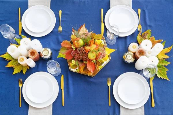 식탁에 아름다운 단풍과 식당에 — 스톡 사진