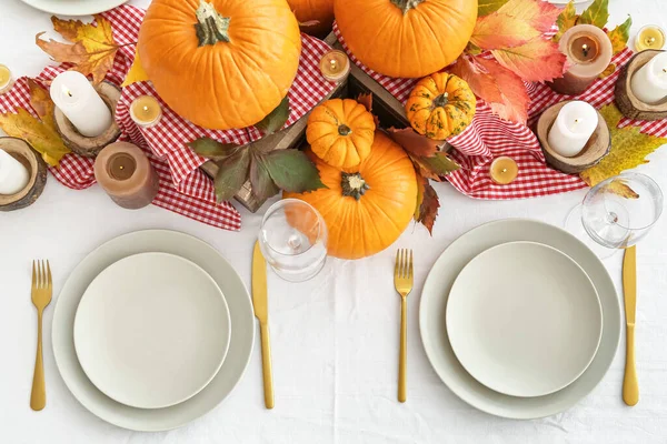 Schöne Tischdekoration Mit Kürbissen Und Herbstblättern Esszimmer — Stockfoto