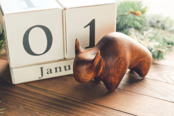 Figura Toro Calendario Decoración Año Nuevo Sobre Fondo Madera —  Fotos de Stock