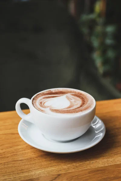 Tasse Leckeren Cappuccino Auf Dem Tisch Café — Stockfoto