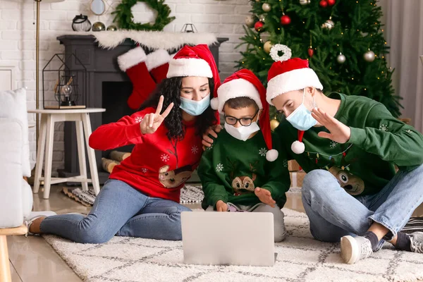 Família Com Laptop Celebrando Natal Casa Devido Epidemia Coronavírus — Fotografia de Stock