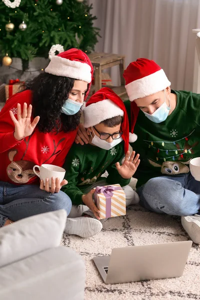 Família Com Laptop Celebrando Natal Casa Devido Epidemia Coronavírus — Fotografia de Stock