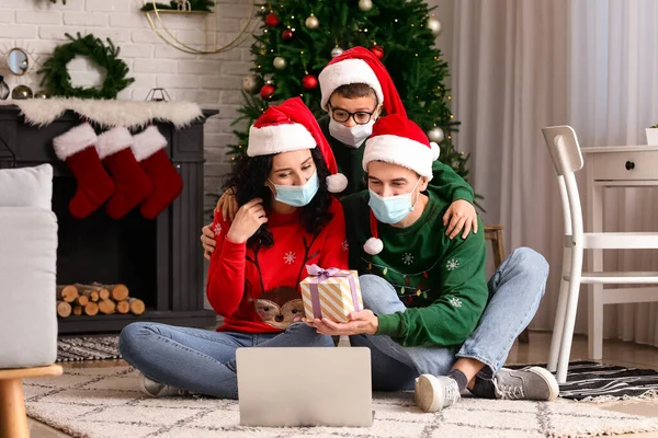 Família Com Laptop Celebrando Natal Casa Devido Epidemia Coronavírus — Fotografia de Stock