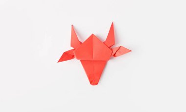 Origami boğası 2021 yılının sembolü olarak beyaz arkaplanda