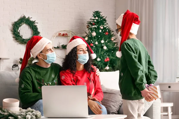 Menino Com Presente Natal Cumprimentando Seus Pais Casa Devido Epidemia — Fotografia de Stock