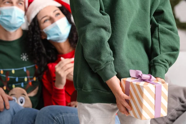 Menino Com Presente Natal Cumprimentando Seus Pais Casa Devido Epidemia — Fotografia de Stock