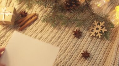 Boş tebrik kartı ve güzel Noel dekoru olan bir kadın.