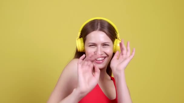 Müzik Dinleyen Arka Planda Dans Eden Güzel Genç Bir Kadın — Stok video