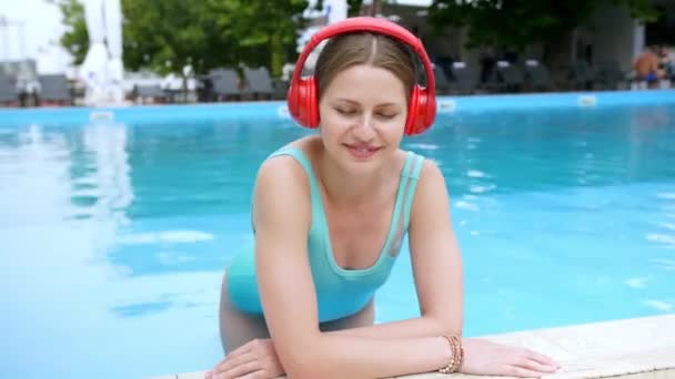 Красива Молода Жінка Слухає Музику Басейні — стокове відео