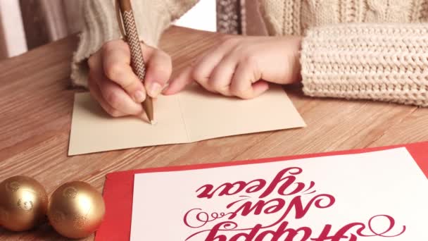 Mujer Escribiendo Tarjeta Postal Felicitación Para Feliz Navidad Feliz Año — Vídeos de Stock
