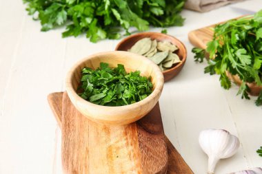 Masada taze maydanozlu kase