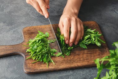 Masada maydanoz kesen bir kadın.