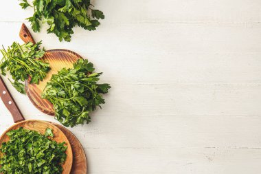 Masada taze maydanozlu kompozisyon