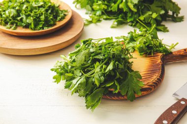 Masada taze maydanozlu kesme tahtası