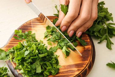 Masada maydanoz kesen kadın, yakın plan.