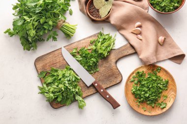 Masada taze maydanozlu kompozisyon