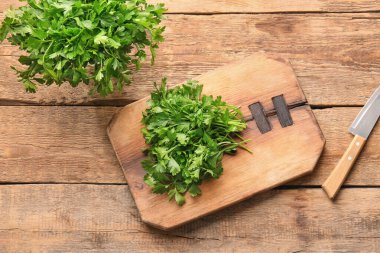 Masada taze maydanozlu kompozisyon