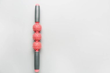 Gri arkaplanda vücut silindiri