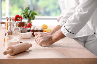 Mutfakta hamur yapan kadın aşçı, yakın plan.