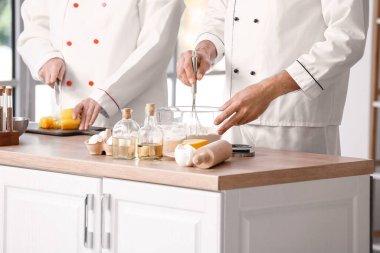 Aşçılar mutfakta lezzetli yemekler pişiriyor.