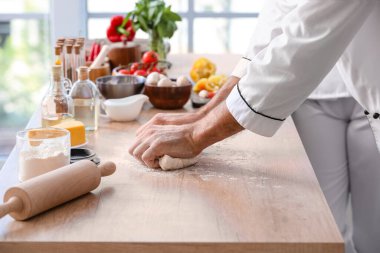 Mutfakta hamur yapan kadın aşçı, yakın plan.