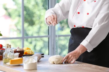 Kadın aşçı mutfaktan para kazanıyor.