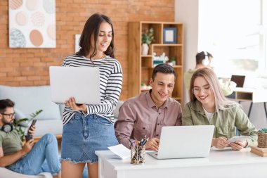 Modern cihazlara sahip öğrenciler evde çevrimiçi çalışıyor