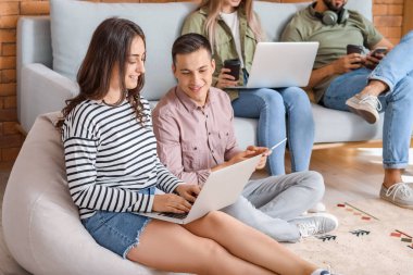 Modern cihazlara sahip öğrenciler evde çevrimiçi çalışıyor