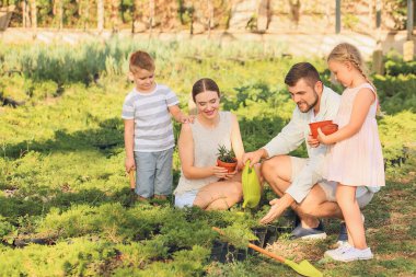 Bahçede çalışan genç bir aile
