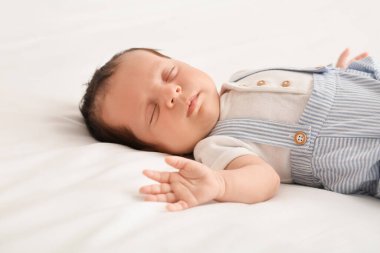 Yatakta uzanan tatlı bebek.