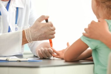 Diyabetli kız klinikte doktoru ziyaret ediyor.