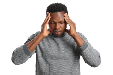 Beyaz arka planda stresli bir Afro-Amerikalı.
