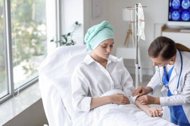 Klinikte kimyasal terapi gören kadın.