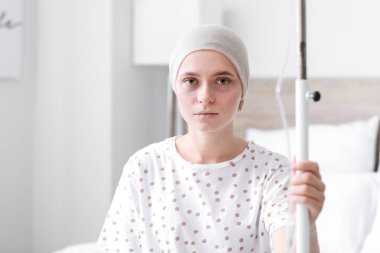 Klinikte kimyasal terapi gören kadın.