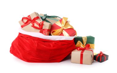 Beyaz arka planda hediyelerle dolu Noel Baba çantası