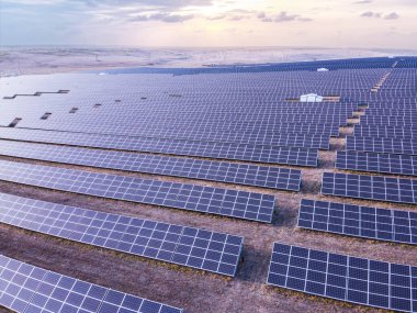 Kırsal kesimdeki modern güneş enerjisi santralinin görüntüsü