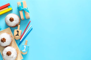 Renk arkaplanındaki Hanukkah kutlaması için kompozisyon