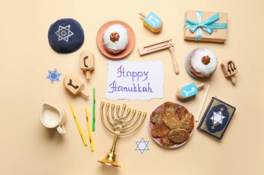 Renk arkaplanındaki Hanukkah kutlaması için kompozisyon