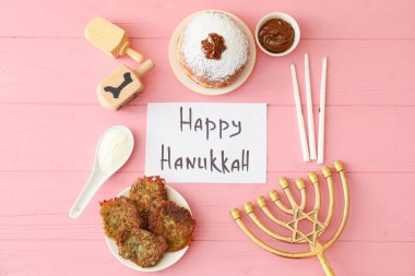 Renkli ahşap arka planda Hanukkah kutlaması için kompozisyon