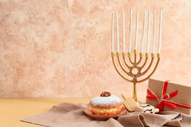 Menorah, dreidels ve donut Hanuka için renk arkaplanı