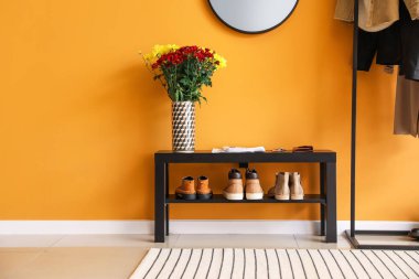 Sonbahar çiçekleriyle modern salonun şık iç mekanı.