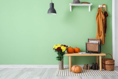 Modern salonun sonbahar desenli şık iç tasarımı.