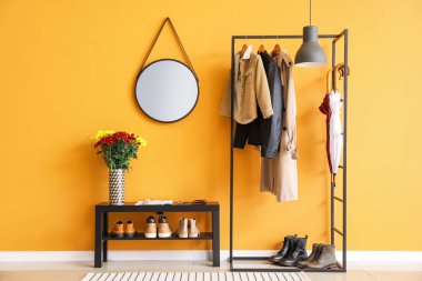 Sonbahar çiçekleriyle modern salonun şık iç mekanı.