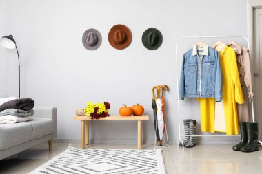 Modern salonun sonbahar desenli şık iç tasarımı.